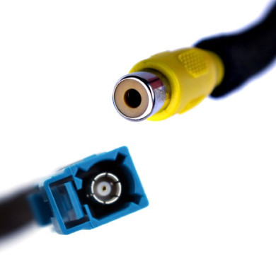 Adapter voor aansluiting van achteruitrijcamera Fakra RCA