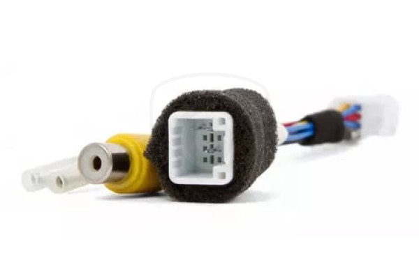 Achtpolige adapter voor aansluiting van de achteruitrijcamera met monitor in een Subaru