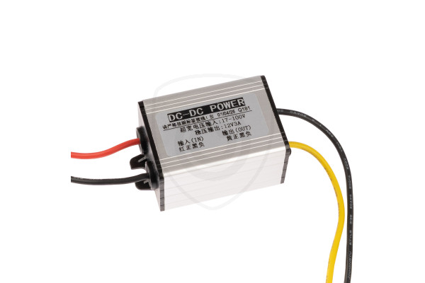 Spanningsomvormer van 17–100V naar 12V (3A) voor achteruitrijcamera's
