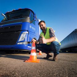 Hoe u veiliger achteruitrijdt met een vrachtwagen met oplegger